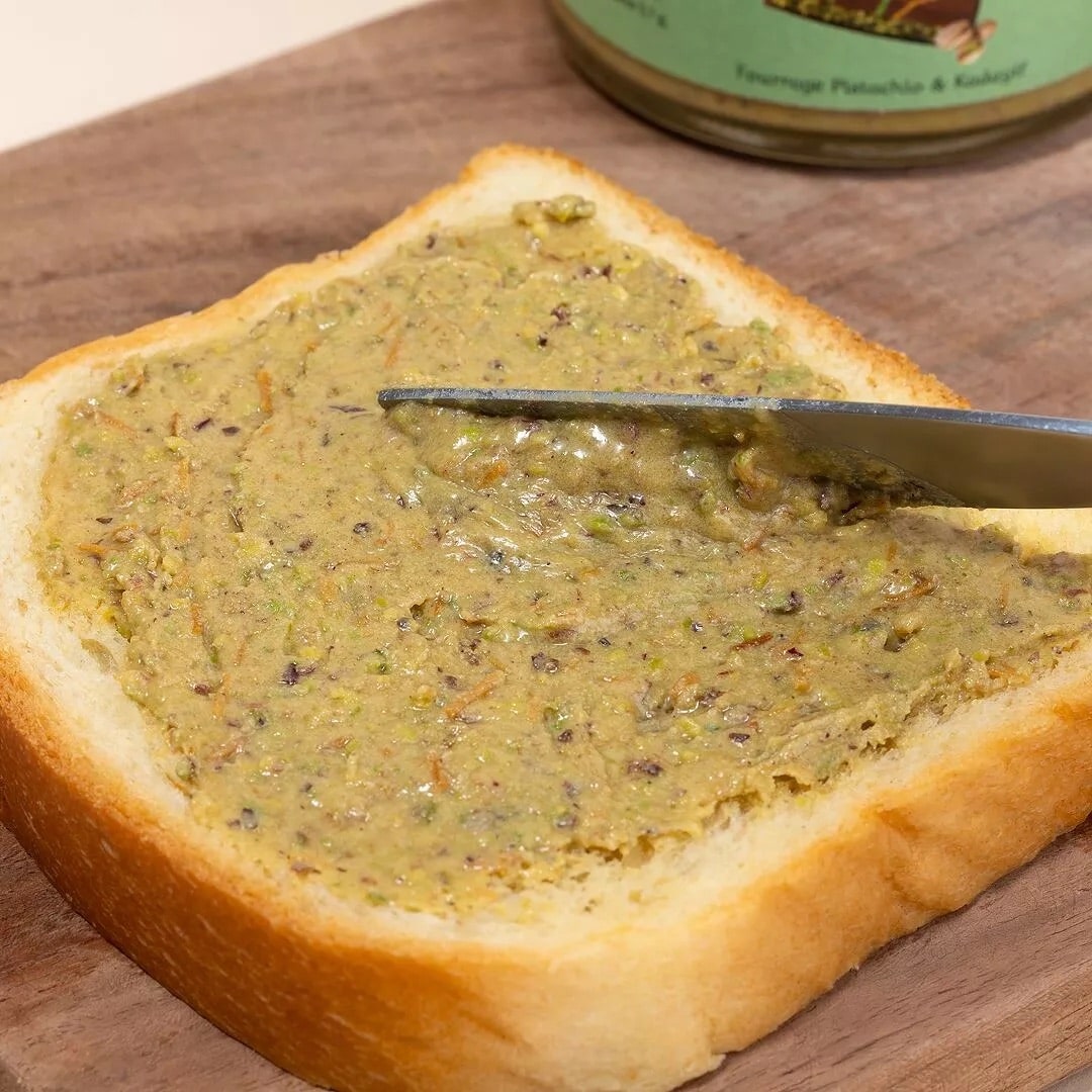 Pâte à tartiner pistache Dubaï Style servie sur crêpes et desserts gourmands