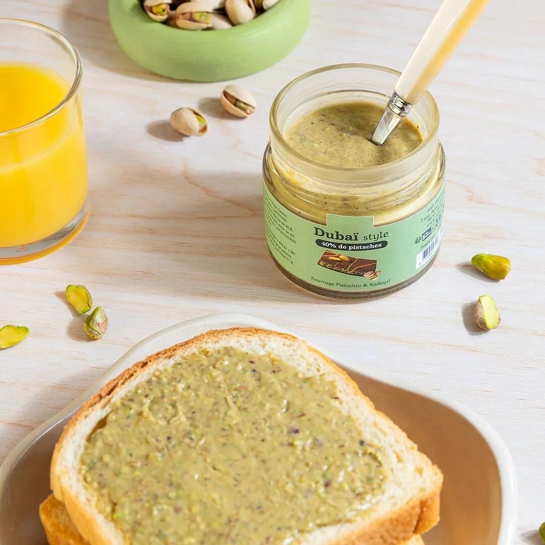 Mise en scène orientale de la pâte à tartiner pistache Dubaï Style