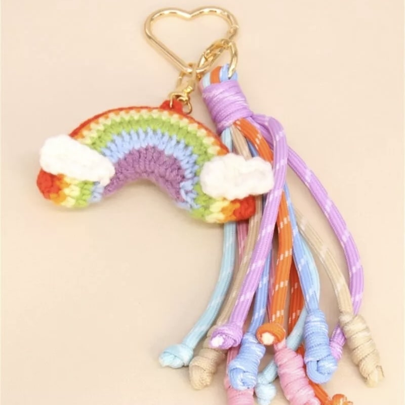 Porte-clés fantaisie arc-en-ciel accroché à un sac – touche colorée et joyeuse