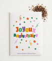 Gros plan sur les graines de fleurs du sachet Joyeux anniversaire