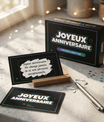 Carte à gratter anniversaire posée avec confettis et guirlande lumineuse