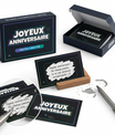 Main qui gratte une carte anniversaire pour révéler un message surprise