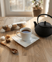 Sucres cœurs artisanaux avec théière fonte et tasse de thé, ambiance cosy