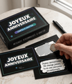 Carte à gratter Joyeux Anniversaire noire et néon avec message caché à offrir