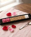 Réglette de 7 sucres message Love avec cœurs rouges, faits main en France