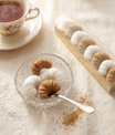 Boîte de 8 sucres en forme de croissant blancs et roux, faits main en France